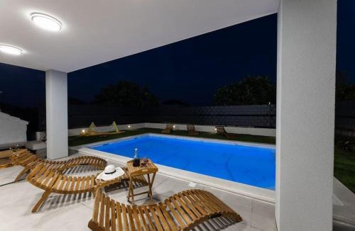 Kastel Novi Apartment | Vila MaMe apartman s privatnim bazenom, besplatnim parkingom i wi - fi