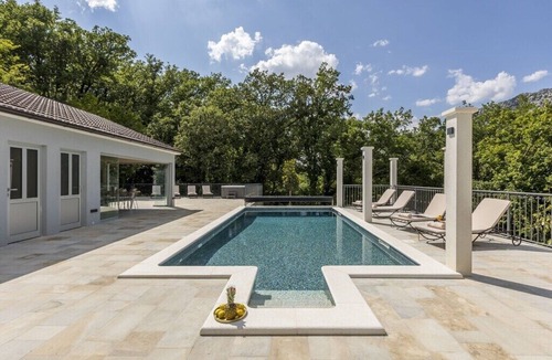 Omis Villa | vila posjeduje jacuzzi, saunu s tušem, grijani bazen .