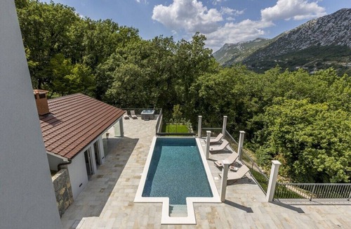 Omis Villa | vila posjeduje jacuzzi, saunu s tušem, grijani bazen .