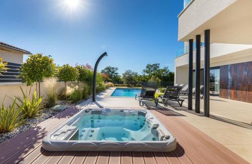 Kontesici Villa | Villa Abarica by Villsy - with heated pool, sauna, jacuzzi