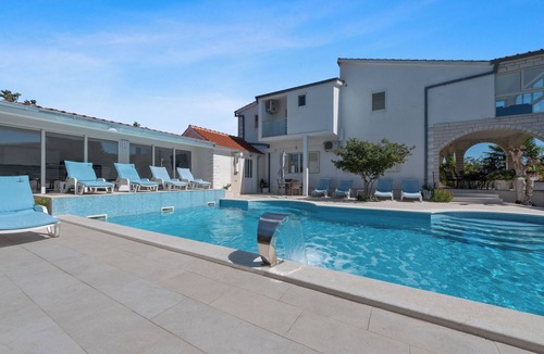 Neoric Villa | Villa Almas with swimming pool, summer grill house and tennis court