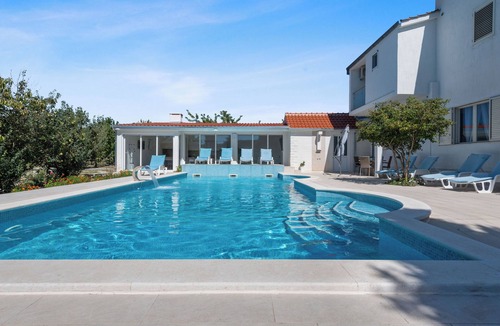 Neoric Villa | Villa Almas with swimming pool, summer grill house and tennis court