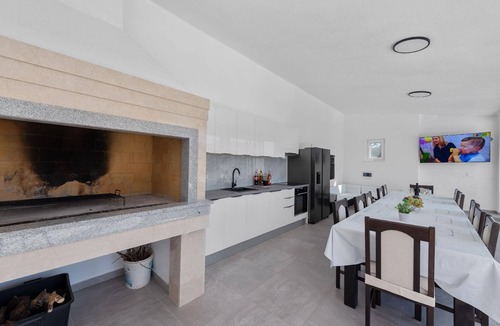 Neoric House | Villa Almas with swimming pool, gym, tennis court