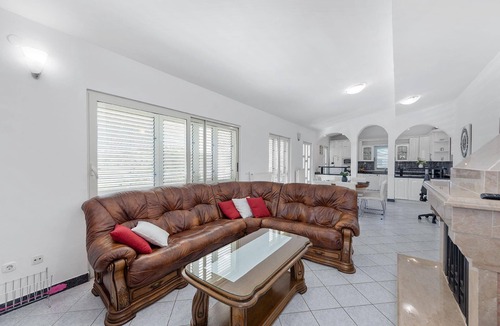 Neoric House | Villa Almas with swimming pool, gym, tennis court
