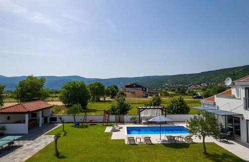 Donji Prolozac Villa | Villa Anja is a 4-bedroom villa with a 32 sqm heated pool near Imotski