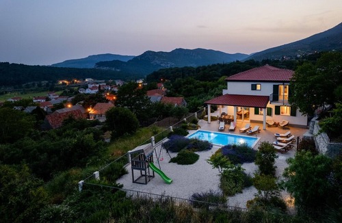 Omis Villa | Villa Belina: 4 ensuite bedrooms, game room, heated pool, sauna & gym