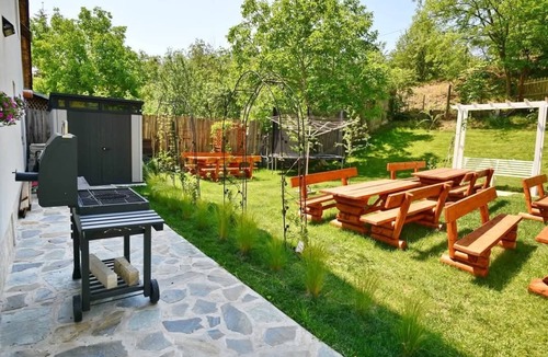 Sarata-Monteoru Villa | Villa Carl: 8 rooms with bathroom,AC,mini fridge and heating.