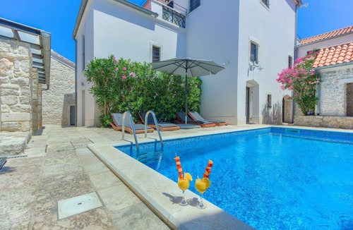 Tkon Villa | Villa Cubismo - with a pool for 18 guests, close to restaurants and cafes by MyWaycation