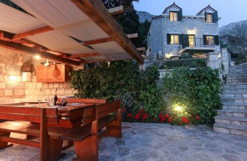 Bast House | Villa Dado