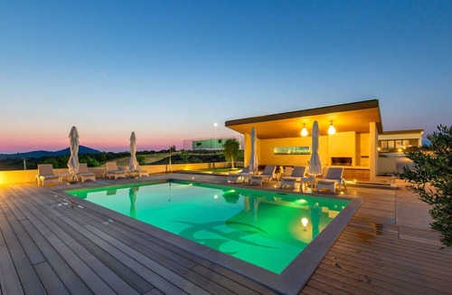 Zastrazisce Villa | Villa Dalma Platinum - 5 Bedroom Villa - Sauna - Tennis Court - Gym - Rural