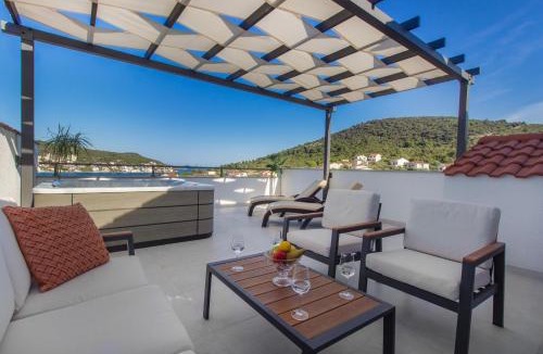 Vinisce Apartment | Villa Dalmatian Child with swimming pool, close to the beach