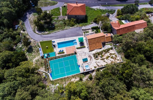 Dunave Krajnje Villa | Villa Falcon Rook - Four-Bedroom Villa with Terrace and Swimming Pool