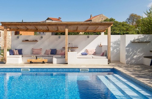 Cepljani House | Villa Flavia Traditionelles Steinhaus mit Pool by Interhome