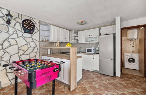 Vinez House | Villa Fortuna für bis zu 9 Personen und mit beheiztem Aussenpool by Interhome