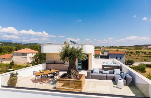 Ljubac Villa | Villa Four Seasons Seaside B with heated pool and jacuzzi, Zadar