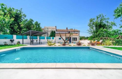 Butkovici Villa | Villa Gravisi by Villa Plus
