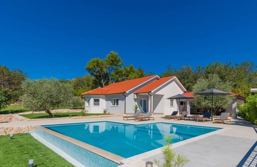 Grubine Villa | Villa Green Escape: Your Serene Family Getaway Awaits