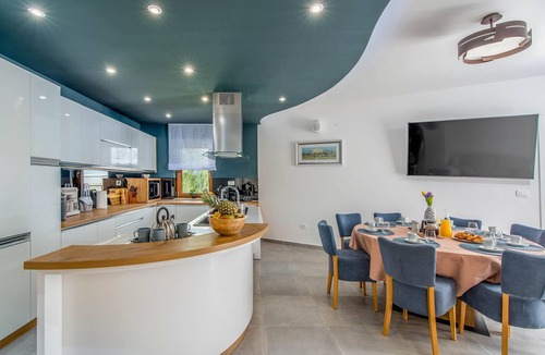 Nova Vas Villa | Villa Harlequin - Six Bedroom Villa, Sleeps 14