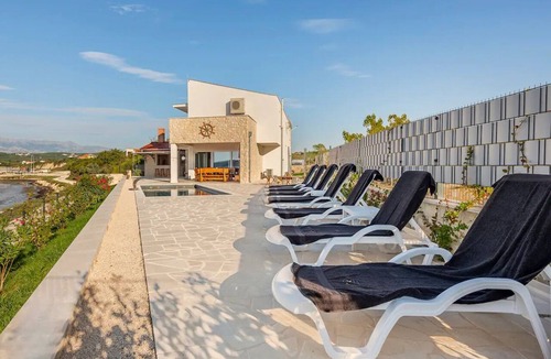 Ljubac Villa | Villa in Maritime Style, Direkt am Meer, Pool, 8-10 Pers. - Bucht Ljubački