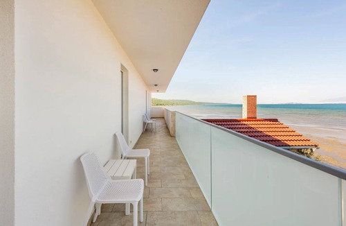 Ljubac Villa | Villa in Maritime Style, Direkt am Meer, Pool, 8-10 Pers. - Bucht Ljubački