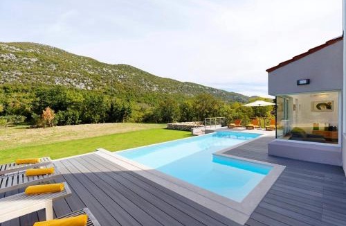 Tucepi Villa | Villa Jure - Heated Pool, Sauna, Tennis & Mini Golf I Dalmatia Hinterland