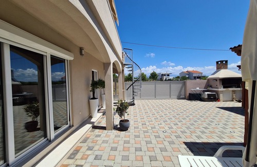 Privlaka Villa | Villa Jurišić 10 metara od mora plaža lezaljke veliko dvorište