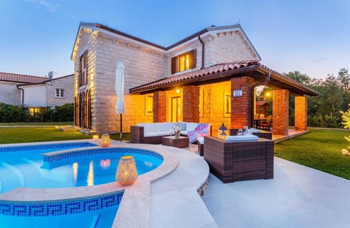 Kras House | Villa KAMENICA with outdoor and indoor pool and a sauna