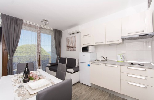 Veliki Drvenik Apartment | Villa LA - Comfort One-Bedroom Apartment with Terrace and Sea View