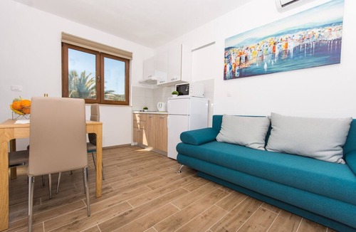 Veliki Drvenik Apartment | Villa LA - Comfort One-Bedroom Apartment with Terrace and Sea View