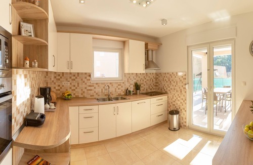 Omis Villa | Villa Leonore in Omis + Heated Pool, Fitness, PS5, sandy beach just 3min walk.