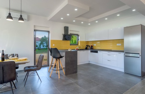 Turanj Villa | Villa Lu-Ma-modern villa with a swimming pool just by the sea