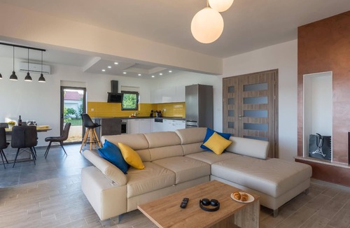 Turanj House | Villa "Lu-Ma" with view of the water