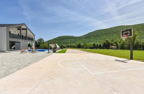 Gracac Villa | VIlla Luka - new isolated villa with heated pool, jacuzi and sauna