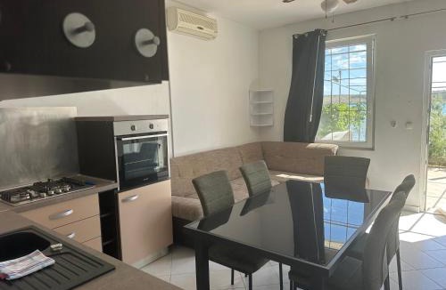 Ljubac Apartment | Villa M, Apartment for 5 Persons direct on the beach