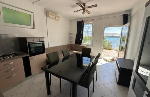 Ljubac Apartment | Villa M, Apartment for 5 Persons direct on the beach