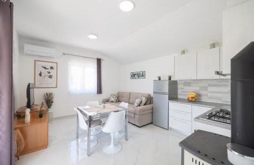 Tinj Villa | Villa Marinerro completely energy self-sustainable surrounded by olive groves and an orchard