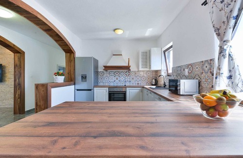 Benkovac Villa | Villa Marinić with heated pool and entertainment room