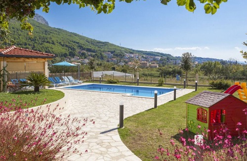 Zrnovnica Villa | Villa Marzanna - Three Bedroom Villa, Sleeps 6