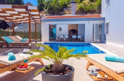 Duce Villa | Villa Matan - only 200m from the sandy beaches, private 28m2 pool