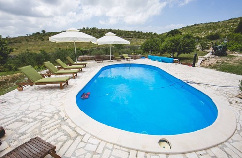 Prgomet House | Villa mit beheiztem Pool by Interhome