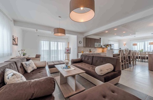 Debeljak Villa | Villa modern furnished with pool