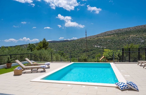 Omis Villa | Villa Nacle with heated Pool near Omiš