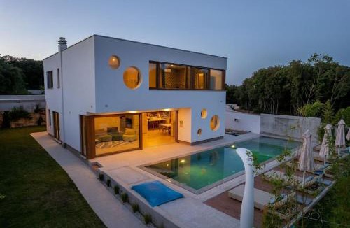 Pjescana Uvala Villa | Villa near beach wih 12 meters long pool