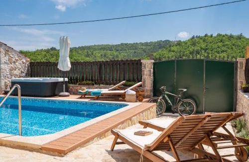 Prolozac House | Villa Old House I Hot tub and pool, near Imotski