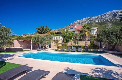 Kastel Gomilica Villa | VILLA PAULA, 7 bedrooms, heated 36sqm private pool, Jacuzzi, Gym and sea views