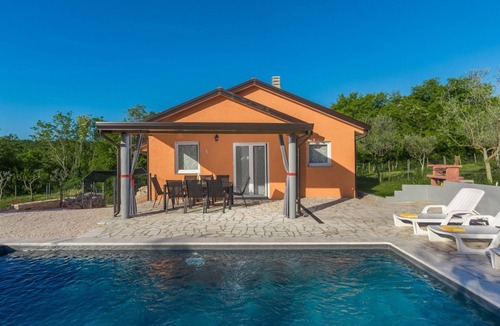 Radini House | Villa Pendolina mit privatem Pool und Jacuzzi by Interhome