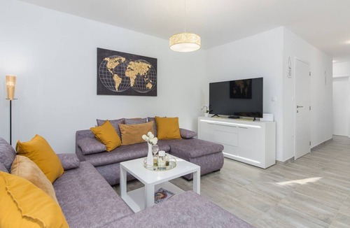 Babici House | Villa Pendolina with Private Pool, Garden and BBQ