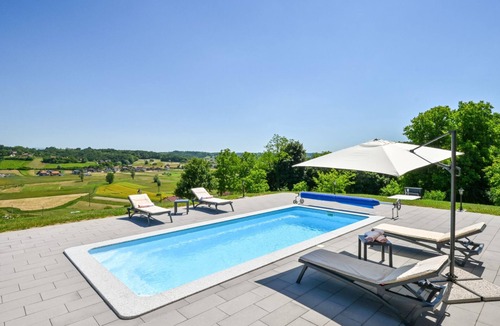 Veliko Trgovisce Villa | Villa Pine Log by Villas Guide