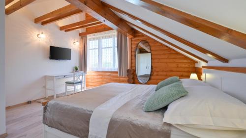 Veliko Trgovisce Villa | Villa Pine Log by Villas Guide