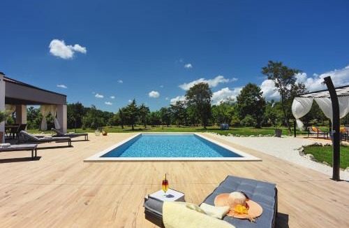 Hrboki Villa | Villa Radola Residence only 3 km from beach for 6 people with private pool & large garden